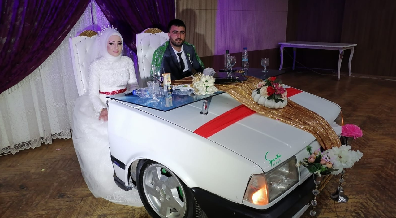 Otomobilin ön tarafını keserek gelin damat masası yaptı! Görenler şok oldu